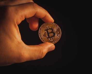Bir elinde altın bitcoin 