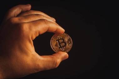 Bir elinde altın bitcoin 
