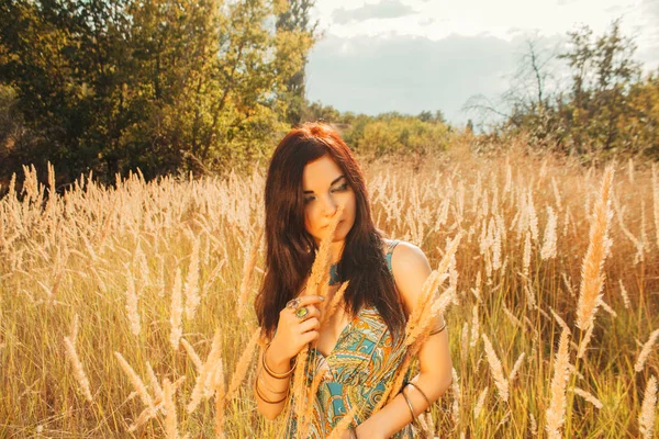 Summer girl in a field — Stock Photo, Image