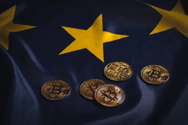 Kultaiset bitcoinit EU:n lipun alla — kuvapankkivalokuva