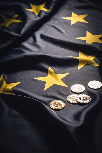 Золотые биткоины на флаге ЕС — стоковое фото