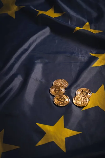 Золотые биткоины на флаге ЕС — стоковое фото