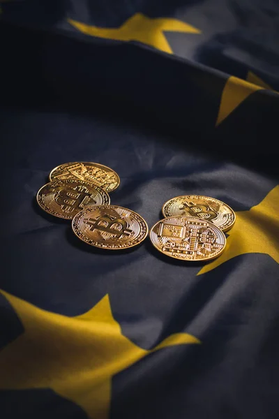 Bitcoin dorati sulla bandiera dell'UE — Foto Stock