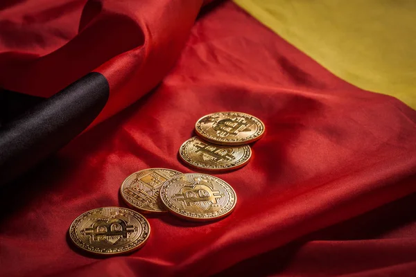 Золотые Биткоины Германском Флаге — стоковое фото