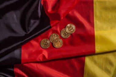 Alman bayrağı üzerinde altın bitcoins