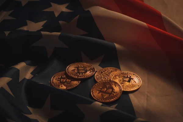 Золотые биткоины на флаге США — стоковое фото
