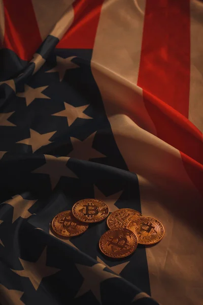 Gyllene bitcoins på Usa flaggan — Stockfoto