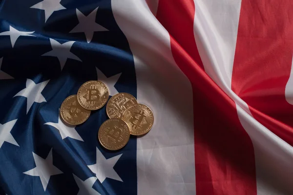 Gyllene bitcoins på Usa flaggan — Stockfoto