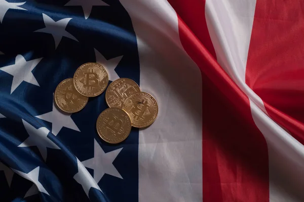 アメリカの国旗の金色 bitcoins — ストック写真