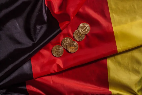 Bitcoins de oro en bandera alemana — Foto de Stock