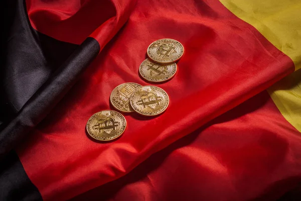 Bitcoins de oro en bandera alemana — Foto de Stock