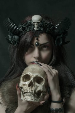 Kafatası ile şirin faun