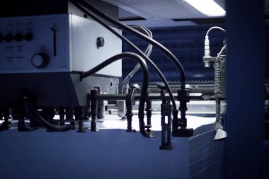 Bir ofset baskı makinesinde boş kağıt yığınını