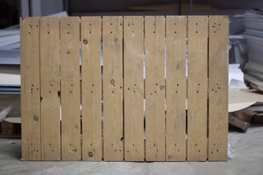 Ahşap palet ayakta bir sırtına 