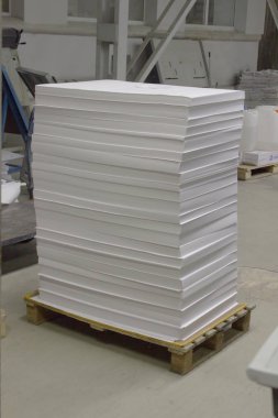 Bir palet üzerindeki boş ofset kağıt yığını yazdırmaya hazırdır