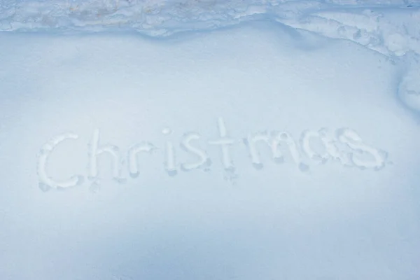 Natal escrito à mão na neve fresca . — Fotografia de Stock