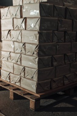 Bir depoda basılı sipariş