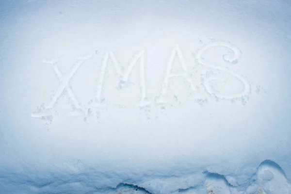 Taze kar üzerine el yazısıyla yazılmış Xmas. — Stok fotoğraf