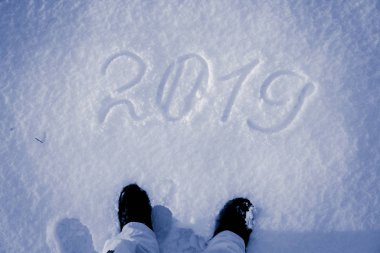Taze kar üzerine el yazısıyla 2019