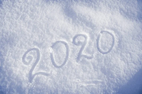 2020 escrito a mano sobre nieve fresca — Foto de Stock