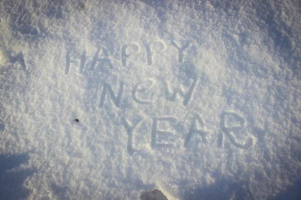 Szczęśliwego Nowego Roku ręcznie napisane na świeżym śniegu. — Zdjęcie stockowe