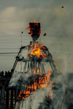  Maslenitsa kuklası yanıyor. Volgograd, Rusya, Mart 01, 2020.