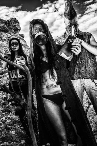 Menina Capuz Máscara Gás Posando Com Dois Invasores Entre Deserto — Fotografia de Stock