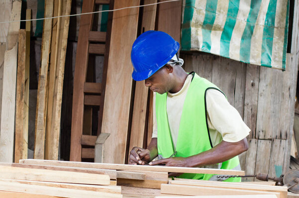 Плотник работающий в лесу
.