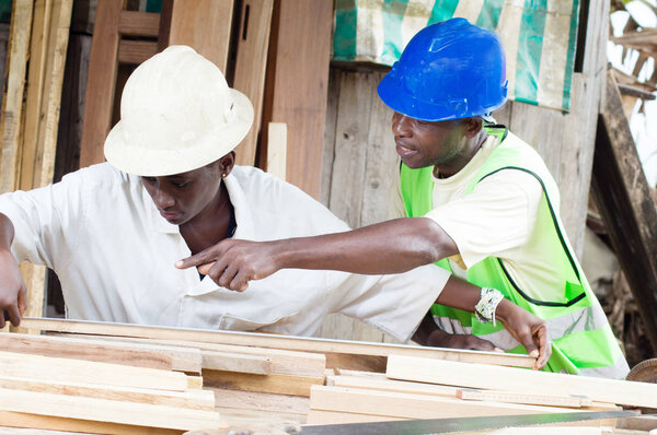 Обучение молодого студента столярному делу
.