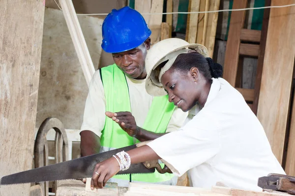 Genç öğrenci ahşap gördüm için öğrenme.