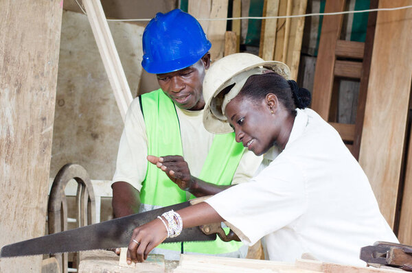 Молодой студент учится пилить дрова
.