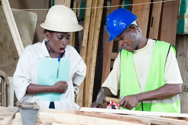 Carpenter en zijn leerling. — Stockfoto