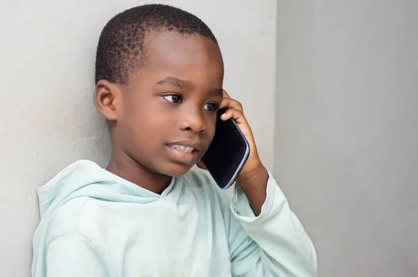 Crianças ao telefone . — Fotografia de Stock