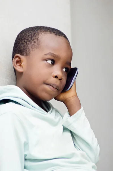 Portret van de kleine jongen in communicatie. — Stockfoto