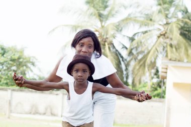 Genç kadın ayakkabı çocuğunu.