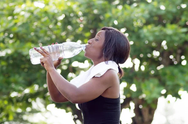 若い女性が水を飲んで. — ストック写真