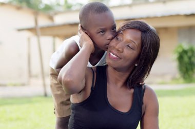 Bir öpücük, annesine veren çocuk.