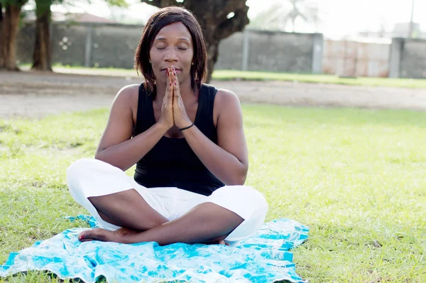 Jovem mulher em meditação — Fotografia de Stock