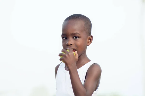 Niño comiendo una manzana — Foto de Stock