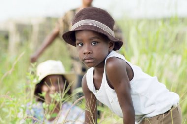 Yaralı çocuk çim.