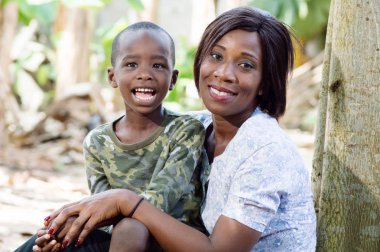 Anne ve oğul arasındaki rahatlatıcı an.