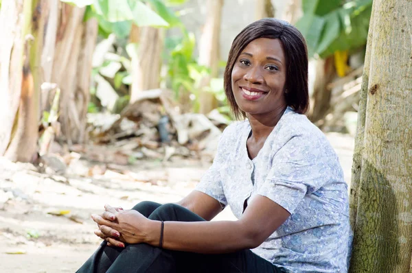 Mutlu genç bayan. .