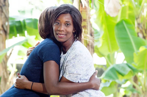 Mutlu ve Birleşik kadınlar.