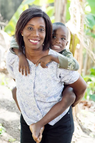 Anne oğlu sırtında taşımak.