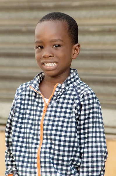Prägung eines lächelnden Jungen — Stockfoto