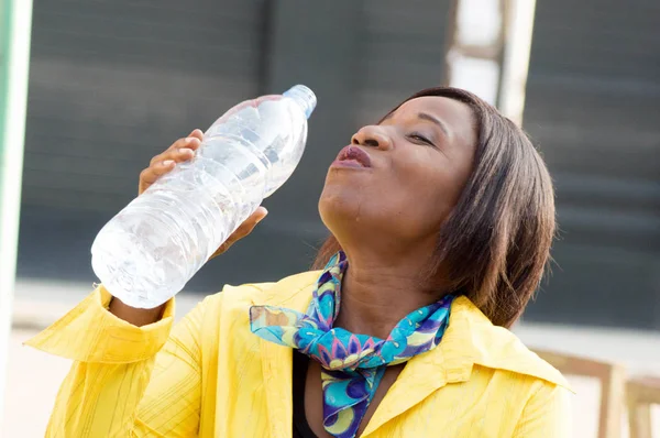 きれいな水を飲む女性. — ストック写真