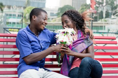 oturan genç insanlar bakıyorum, gülümseyerek.