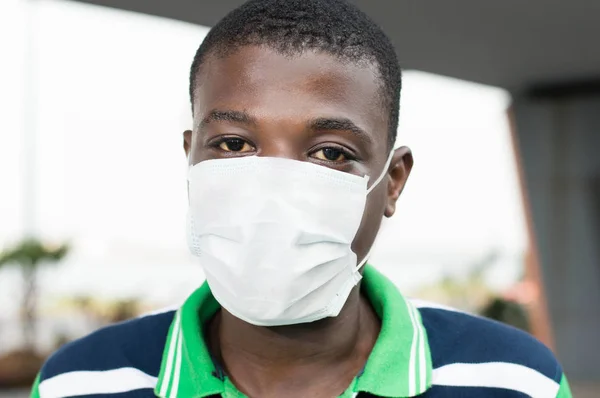 Este Jovem Protege Nariz Contra Poluição — Fotografia de Stock