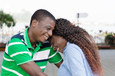 Mutlu genç çift kucaklayan, mükemmel iletişim kurar