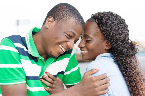 Junges Verliebtes Paar Lacht Zusammen Als Tey Aussah — Stockfoto
